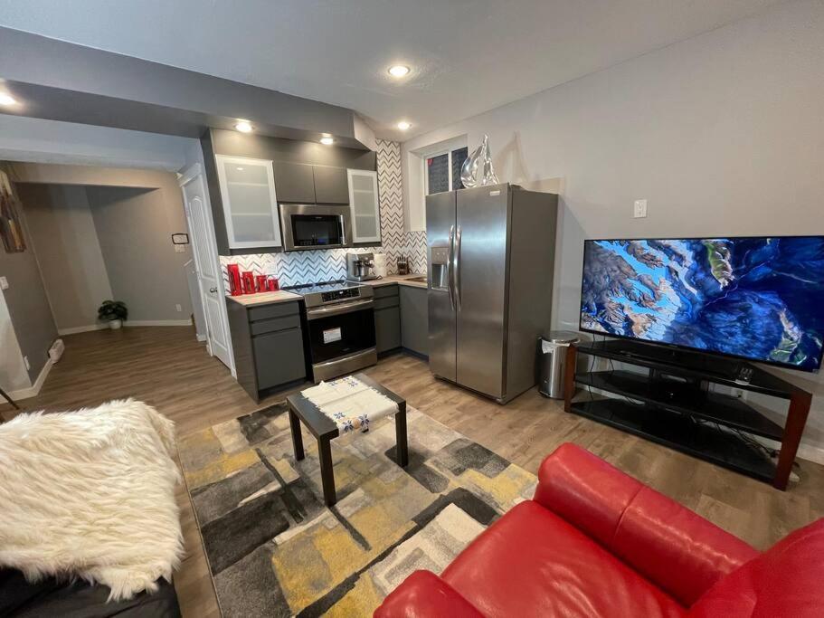 Comfortable And Beautiful Brand-New Suite Bsmt-Two Bedroom, Two Washrooms Κάλγκαρι Εξωτερικό φωτογραφία