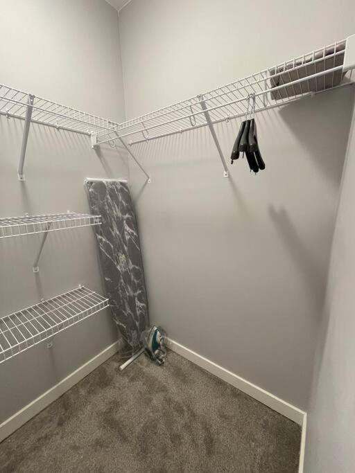 Comfortable And Beautiful Brand-New Suite Bsmt-Two Bedroom, Two Washrooms Κάλγκαρι Εξωτερικό φωτογραφία