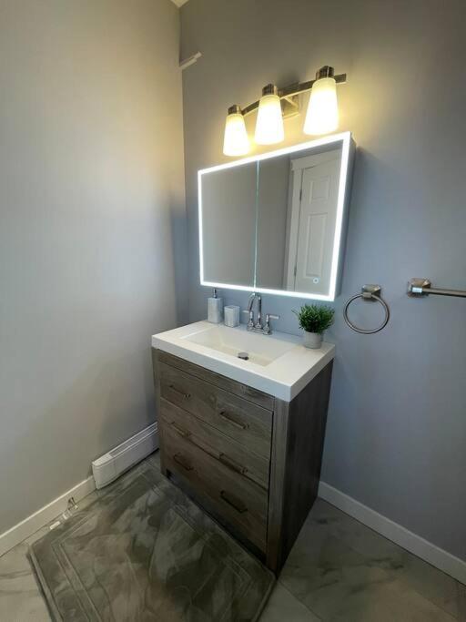 Comfortable And Beautiful Brand-New Suite Bsmt-Two Bedroom, Two Washrooms Κάλγκαρι Εξωτερικό φωτογραφία