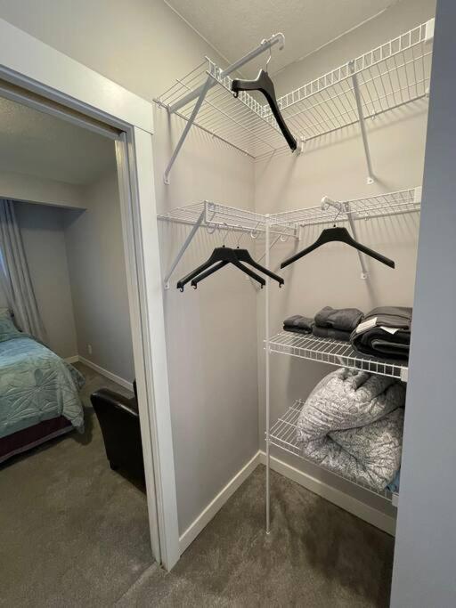 Comfortable And Beautiful Brand-New Suite Bsmt-Two Bedroom, Two Washrooms Κάλγκαρι Εξωτερικό φωτογραφία