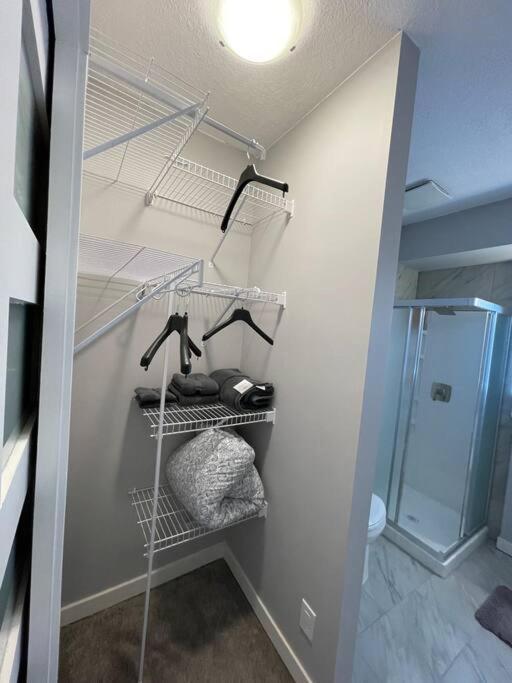 Comfortable And Beautiful Brand-New Suite Bsmt-Two Bedroom, Two Washrooms Κάλγκαρι Εξωτερικό φωτογραφία