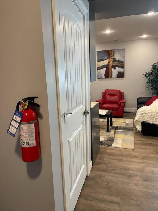 Comfortable And Beautiful Brand-New Suite Bsmt-Two Bedroom, Two Washrooms Κάλγκαρι Εξωτερικό φωτογραφία
