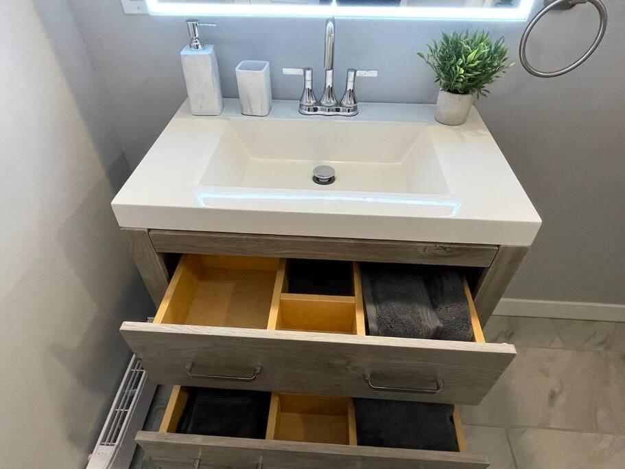 Comfortable And Beautiful Brand-New Suite Bsmt-Two Bedroom, Two Washrooms Κάλγκαρι Εξωτερικό φωτογραφία