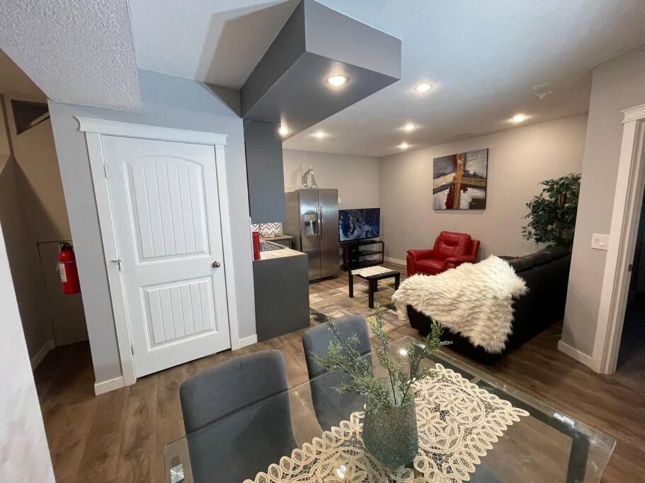 Comfortable And Beautiful Brand-New Suite Bsmt-Two Bedroom, Two Washrooms Κάλγκαρι Εξωτερικό φωτογραφία