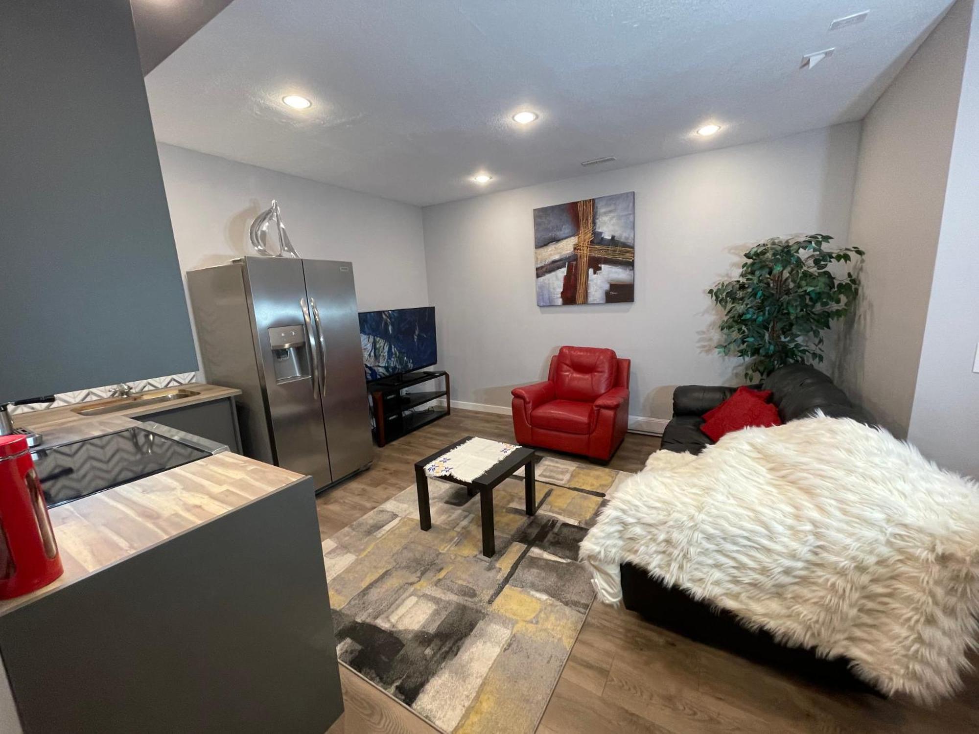 Comfortable And Beautiful Brand-New Suite Bsmt-Two Bedroom, Two Washrooms Κάλγκαρι Εξωτερικό φωτογραφία