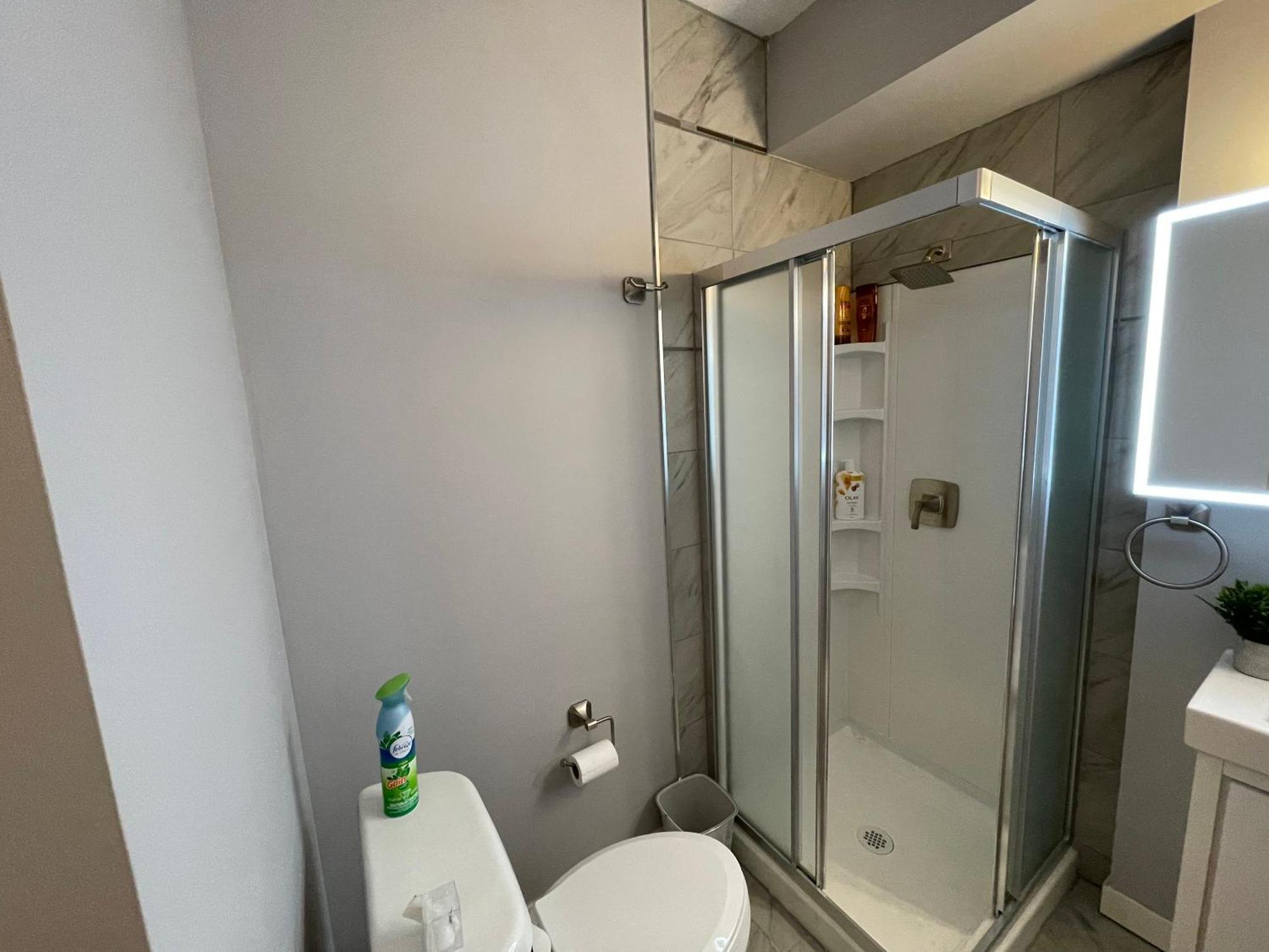 Comfortable And Beautiful Brand-New Suite Bsmt-Two Bedroom, Two Washrooms Κάλγκαρι Εξωτερικό φωτογραφία