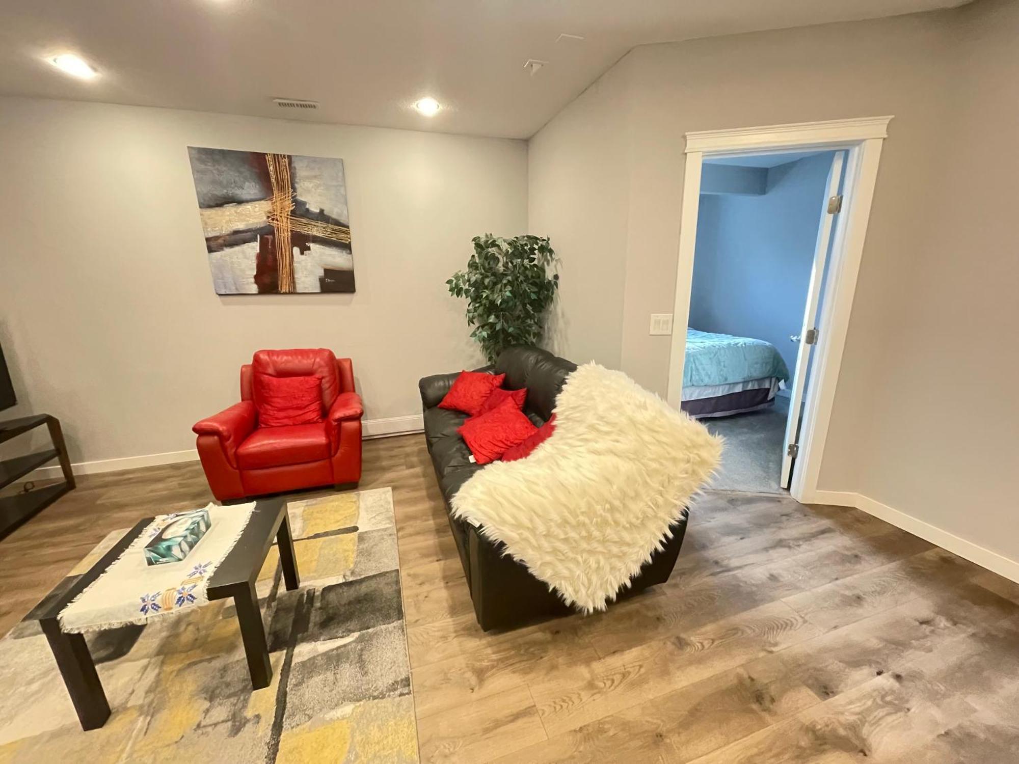 Comfortable And Beautiful Brand-New Suite Bsmt-Two Bedroom, Two Washrooms Κάλγκαρι Εξωτερικό φωτογραφία